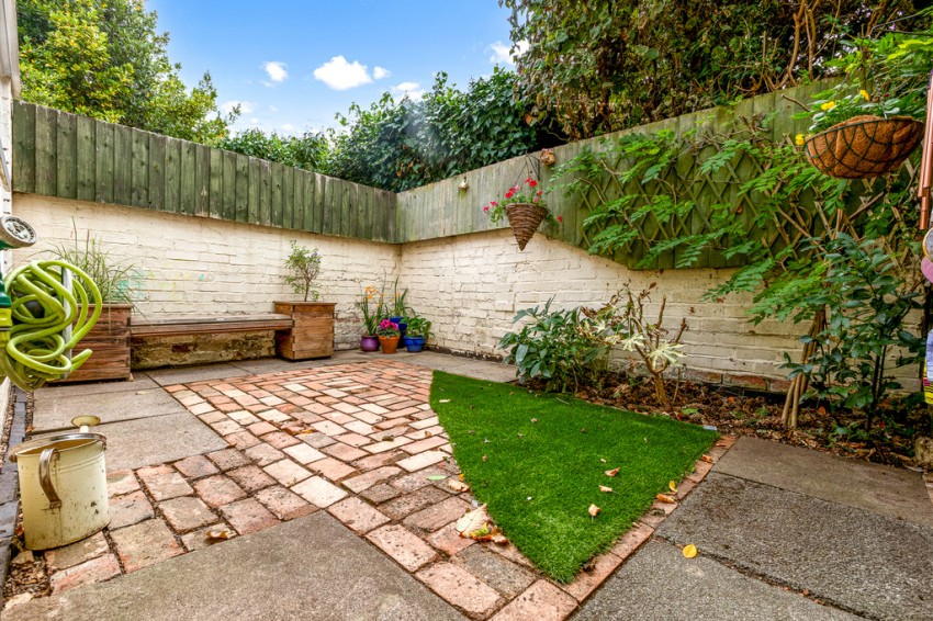 Images for 8 Thurlow Road Clarendon Park Leicester LE2 1YE